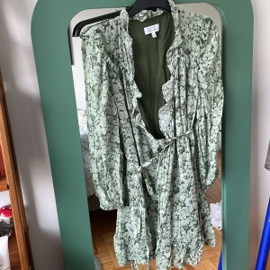 Grön sommarklänning! - Skriv om bättre bilder önskas! & other stories, storlek 40 Jättefin verkligen, bara inte min stil längre :(