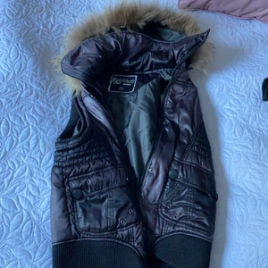 Väst  - Söt väst till hösten, står ej storlek men passar typ XS-S