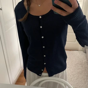 Blå kofta med stjärnor - Säljer denna populära blåa koftan med stjärnor på armbågarna💕 Storlek M men passar även S. Som ny. 