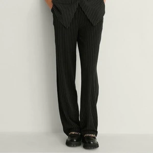 Kostymbyxor NA-KD  - Randiga kostymbyxor från NA-KD. De är i nyskick och knappt använda. Storlek 34. Köparen står för frakten💗