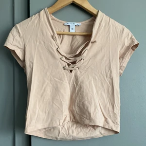 Magtröja  - Ljusrosa magtröja med knytning 