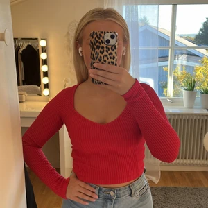Topp - Säljer en röd topp från Gina tricot. Storlek XXS men passar en XS också. Jättefint skick, använt fåtal gånger. Säljer pga kommer inte till användning längre