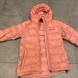 Peak performance jacka - Fin peak performance jacka i färgen rosa. Köptes förra året så endast använd 1 vinter. Nypris 2400 kr