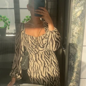 Klänning  - Använd 1 gång nypris 500kr. Storlek 34. Är 166cm 