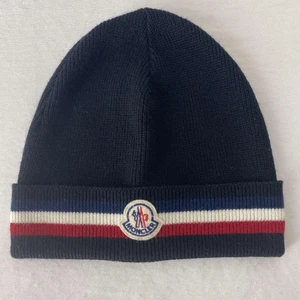 Moncler mössa - Tjena, säljer en moncler mössa för jätte bra pris. Ny pris är 1800kr och skick på denna mössa är 10-10 använd en halv vinter om inte mindre. Kan frakta i hela Sverige och även mötas. Den finns även på min insta MND_stocks 