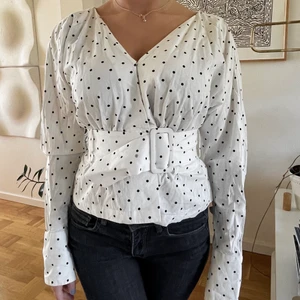 & other stories topp - Prickig &other stories topp med asnajs bälte i midjan. Så snygg!!!🌸🍓🍓