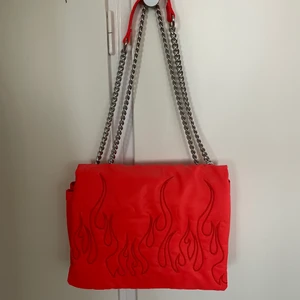 Eldväska - Cool eldväska från berschka med kedja. Aldrig använd pga. inte min stil. 