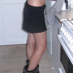 Svart virkad kjol - Fin svart virkad kjol perfekt för eftersommaren! 