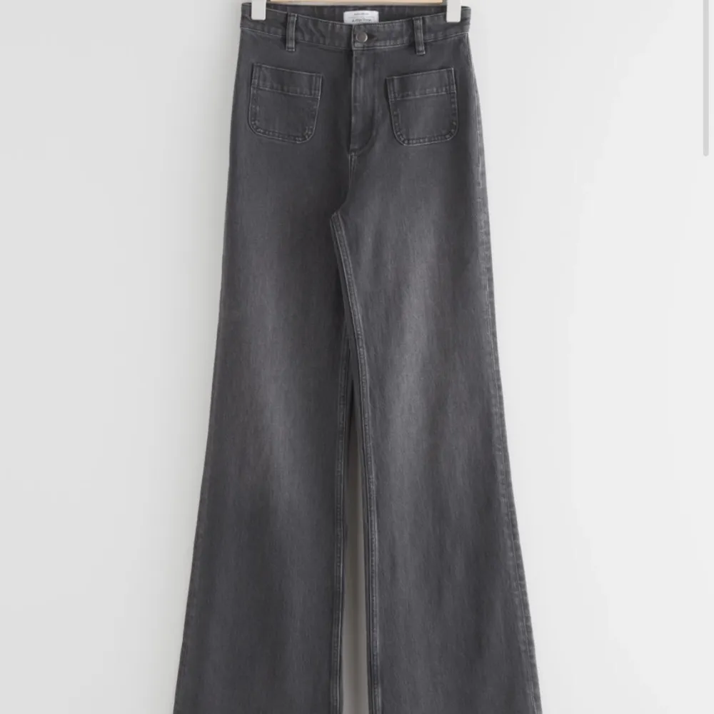 Utsvängda favvo jeans i tvättat svart färg så fina till hösten🌸🌸 Strl: eur26. Jeans & Byxor.