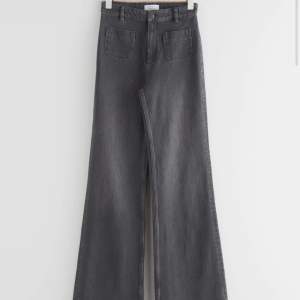 Utsvängda favvo jeans i tvättat svart färg så fina till hösten🌸🌸 Strl: eur26