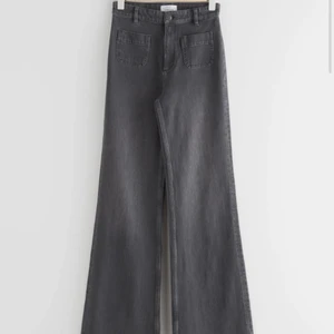 &other stories jeans - Utsvängda favvo jeans i tvättat svart färg så fina till hösten🌸🌸 Strl: eur26
