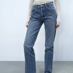 Zara jeans  - Säljer mina lågmidjade Zara jeans som är slutsålda på hemsidan. Skulle säga att de sitter perfekt i längden på mig som är 170 men att de annars är ganska små i midjan. Hör av er för fler frågor eller bilder!!! Säljer samma modell i svart i min profil!! 💖💖