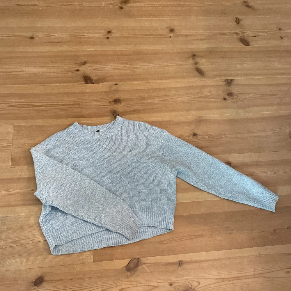 Säljer en jätte fin stickad tröja från H&M i storlek XS, som tyvärr inte kommer till användning längre. Den är använd fåtal gånger därför säljer jag för 120 + frakt, original pris 250 har jag för mig. Skriv om du vill ha fler bilder. . Stickat.