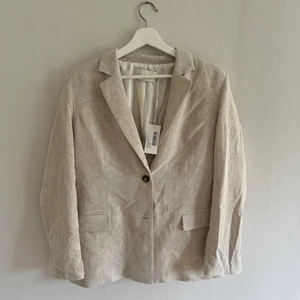 Kavaj - Oanvänd Linnekavaj från Nelly! (Klicka inte på köp direkt)