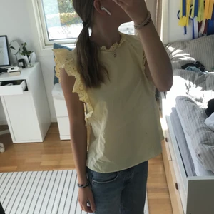 Volang t-shirts  - TRYCK INTE PÅ KÖP DIREKT! Jättegulligt linne med volang från hm. Använt en gång så den är som ny. Köpt för 250 säljer för 150+frakt💕🫶🏼