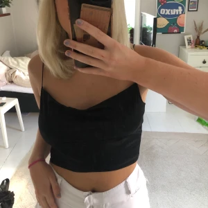 Svart linne  - Svart Linne i siden. Passar perfekt till fest, men passar också till de flesta storlekar!🥳 frakt tillkommer