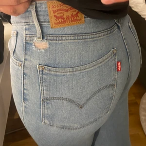 Levis jeans  - Snygga Levis jeans med hål. Litet hål (se första bilden) men inget man tänker på. Jag är en stl M, 166cm. Det är stl 26. Frakt tillkommer! 