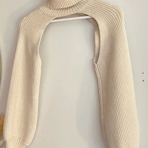 Zara topp  - Säljer den populära toppen från zara, aldrig använd men köpt second hand😇😇