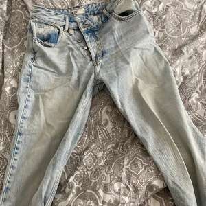 Ginatricot - Jeans från Ginatricot med knappar som går snett ordinarie pris 500 