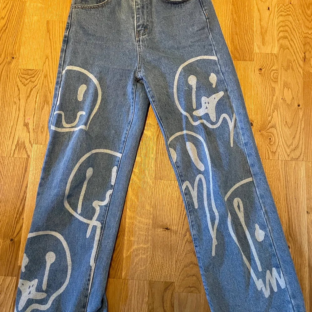 Baggy jeans med smileys på, byxorna är i xs och för mig som brukar ha xs/s så är de lite stora i midjan! Använda ca 10 ggr men bra skick!! . Jeans & Byxor.