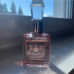 Juicy parfym  - Fick som present när js fyllde år men lukten va ej för mig. Så säljer den vidare till någon som gillar parfymen 