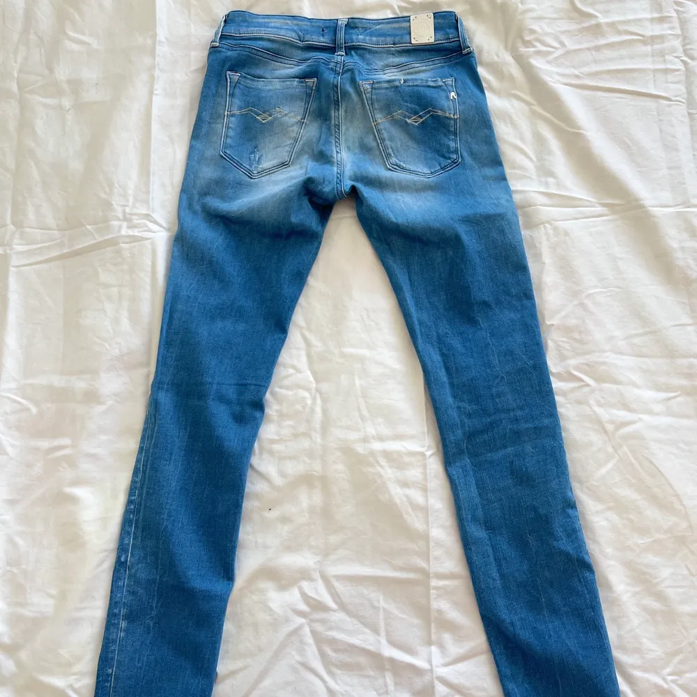 Ljusblå jeans; WAIST 27; LENGTH 34 low waist . Jeans & Byxor.