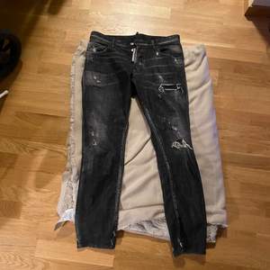 Ett par fräscha Dsquared2 byxor, Skater jeans. Storlek 46.  Använt dessa byxor ett fåtal gånger då dem är för korta på mig.   Kvitto finns via farfetch, nypris ~5000kr.