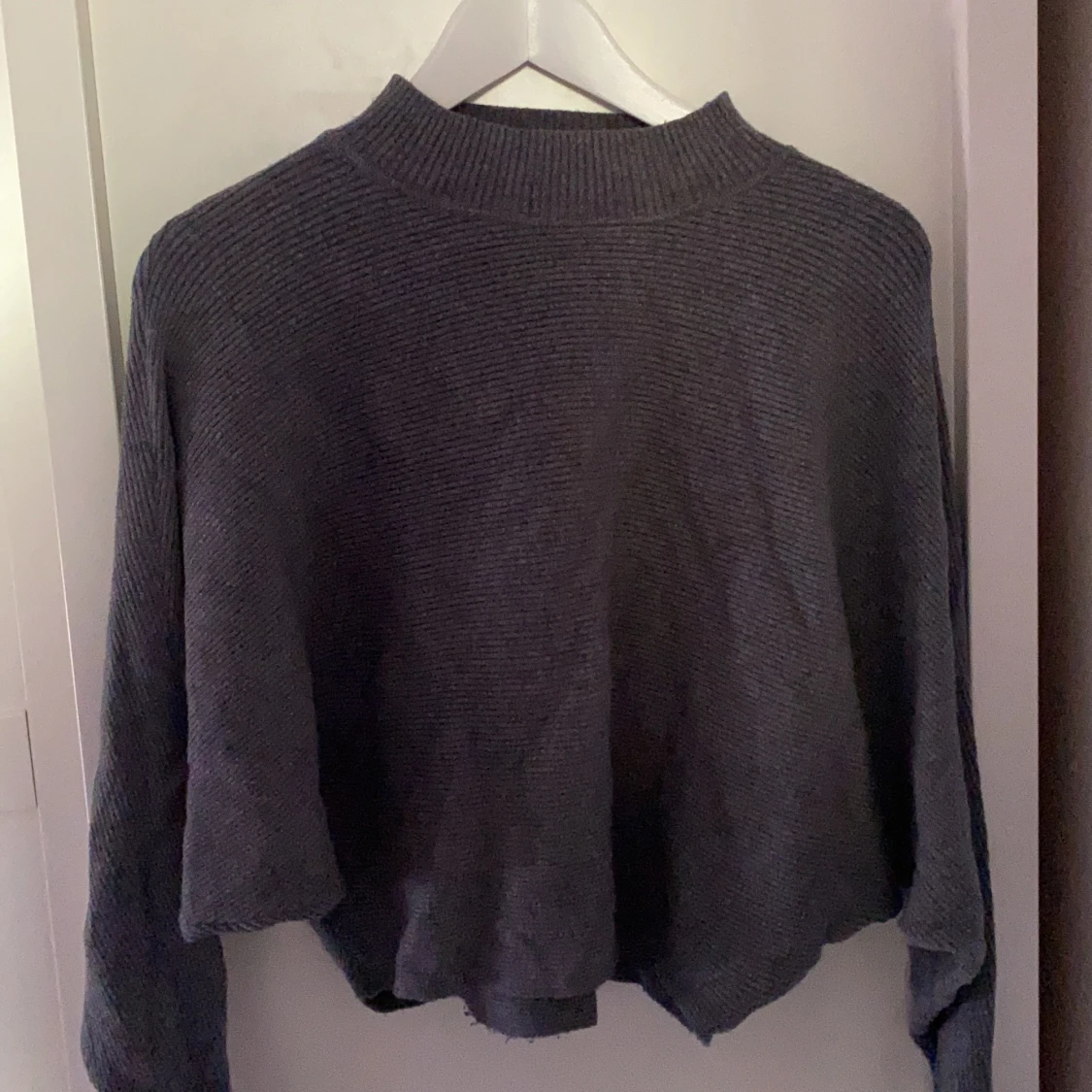 Grå stickad tröja