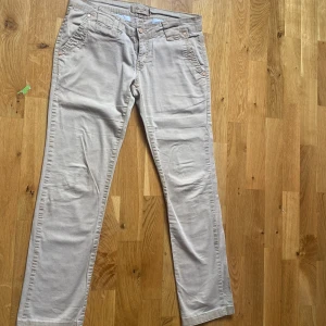 Lågmidjade Beige Jeans storlek S  - Köpta i turkiet för något år sen, i bra skick och har inte använts så mycket. Säljer för att de inte passar längre. 