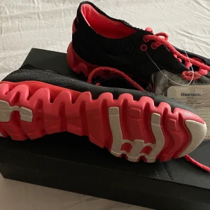 Reebook löparskor DAM - Oanvända Reebook Zig sugar i storlek 37.5 (Dam).  Färg: Svart/korall