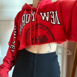 Croppad röd luvtröja  - En röd oversized hoodie som är croppad, köpt under 2021 för 359 och bra kvalité. Kan skicka fler bilder om befrågas.😊