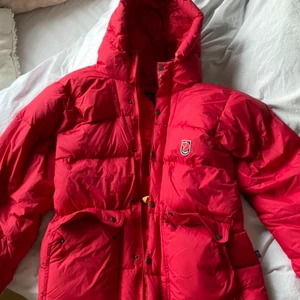 Jacka  - Jättefin fjällräven jacka. Fint skick förutom att ena knappen på fickan har lossnat. Kan fraktas men även mötas upp runt Leksand❤️. BETALNING VIA SWISH 