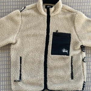 Stussy flis - STUSSY VENUS JACQUARD SHERPA JACKE. Använd fåtal gånger. Otroligt unik och väldigt svårt att få tag på. Inge missfärgning, fläckar eller slitningar. Om du vill köpa ny 3500