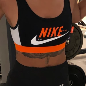 Nike sport-bh  - Använt fåtal gånger  Jättemörk marinblå, blir nästan svart 