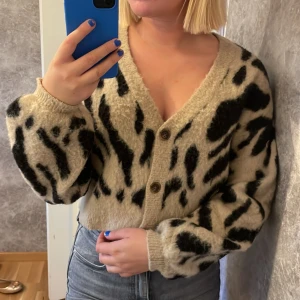 Stickad kofta - Stickad kofta från NA-KD, sparsamt använd. Storlek S