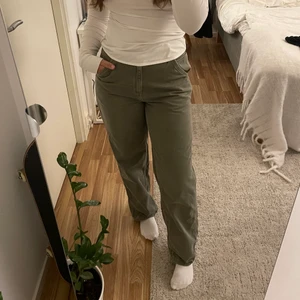 Baggy chinos - Säljer dessa chinos från Asos då de ej kommer till använding! De är i fint skick, skriv vid intresse eller frågor💓 Köparen står för frakt (spårbar)