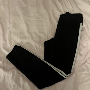 Zara byxor - Svarta slacks från Zara med vitt streck på sidan av benet. Storlek XS, men är stora i storleken. Säljer pga för små. Använda, men inte i dåligt skick. 