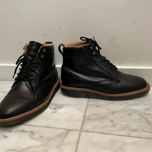 Dr. Martens Omari - Dr Martens Omari stl 43. Använda men inte slitna. Använda en säsong. Säljes på grund av att dom inte passar min fot. Nypris 1999kr