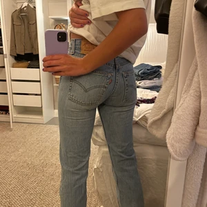 Levis jeans - Snygga levis jeans som börjar bli lite små på mig. Skulle säga att dom passar 34. Dom passar mig som vanligtvis bär 36 dock också. Jag är 166cm lång