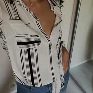 Vit randig skjorta🤍🖤 - Randig skjorta i stl M. Perfekt skick och passar utmärkt med kostymbyxor. Köparen står för frakten🤍