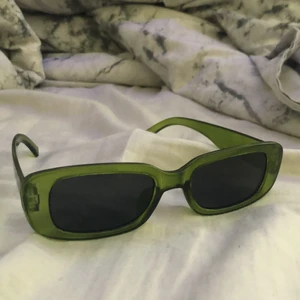 solglasögon  - Hej! Säljer dessa glasögonen, använda max 2 gånger bra skick! ❤️