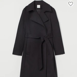 Svart lång kappa - Säljer denna svarta långa kappa ifrån H&M, köptes för drygt ett årsedan, så bra skick. Det finns två knappt på insidan av kappan som man kan knäppa, så det är inte bara bandet runt som håller kappan stängd!  Nypris 499 kr.