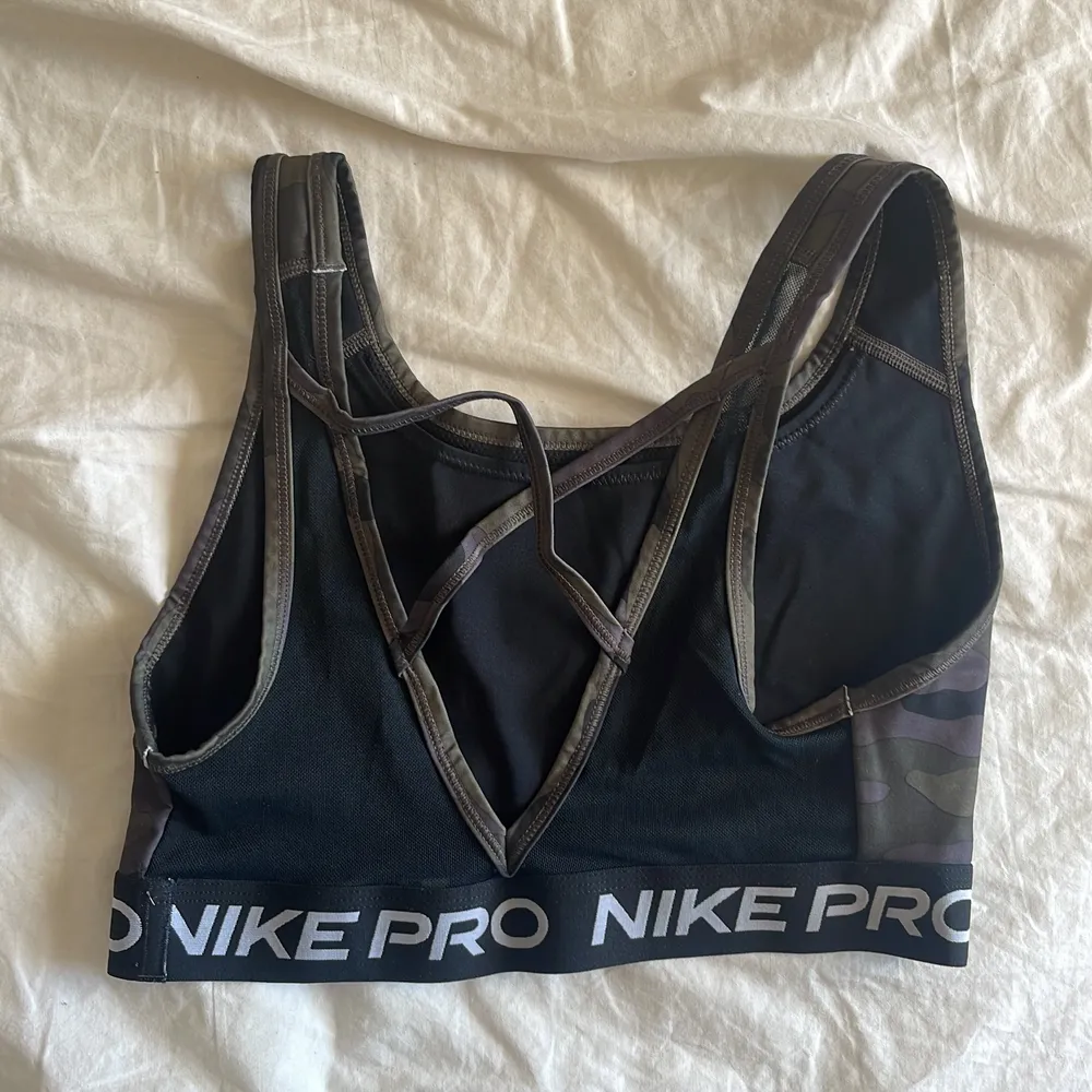 Nike PRO tränings bh i fint skick, inte använd mycket. Storlek M, som alla andra nike PRO storlekar så är den liten i storleken. Skulle därför säga S ❤️‍🔥❤️‍🔥 frakten står du själv för.. Toppar.