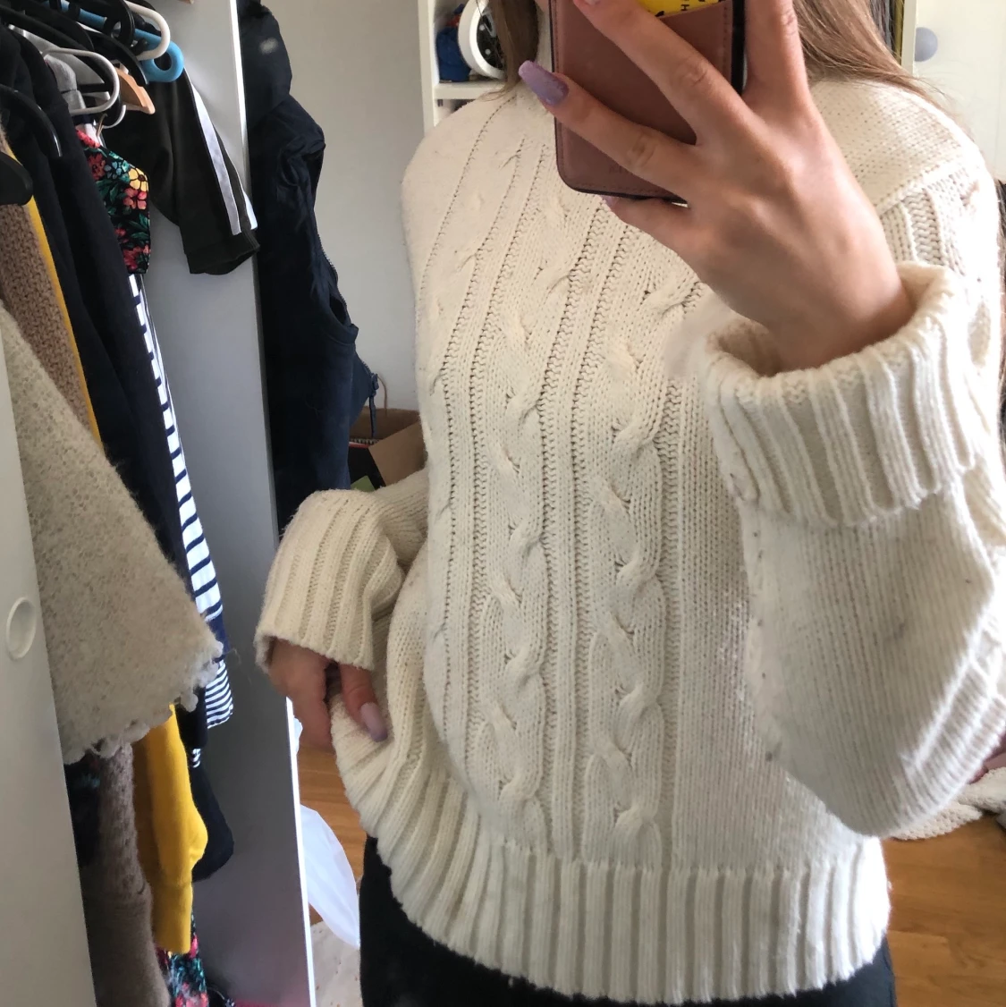 Jättefin vit stickad tröja