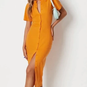 Missguided midi klänning med knappar - Midi klänning , bra skick , knappar , kortärmad , aldrig använt 