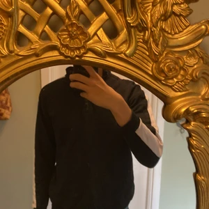 Calvin Klein jeans tröja i storlek small - Tröjan är i bra skick men för liten för mig köpte den nör jag var 1,77 och då satt den perfekt på mig nu är jag 1,85 och då blir den lite korta i armarna 