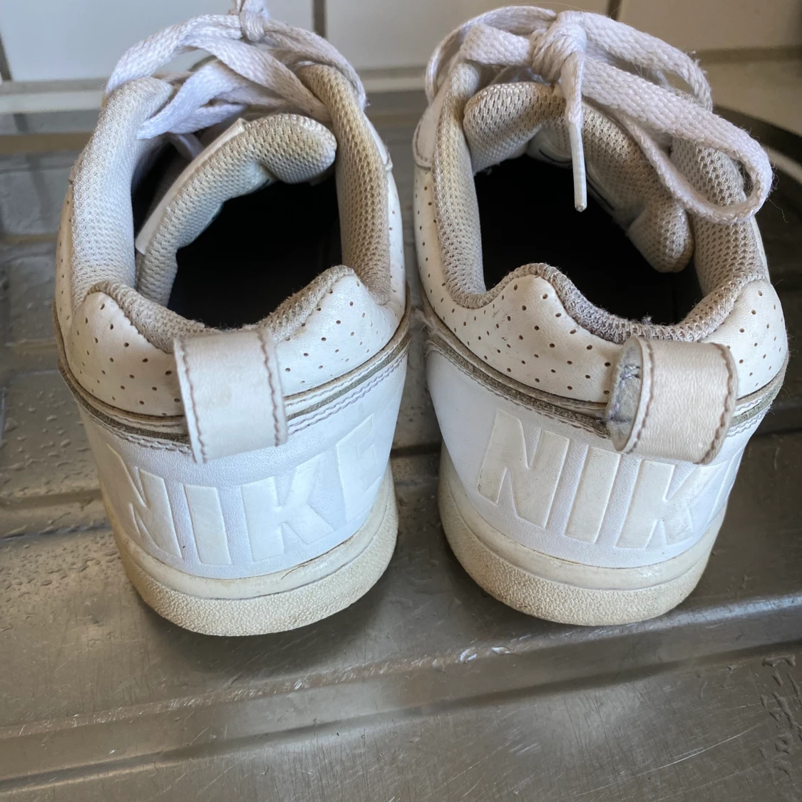 Vita Nike skor  - 90