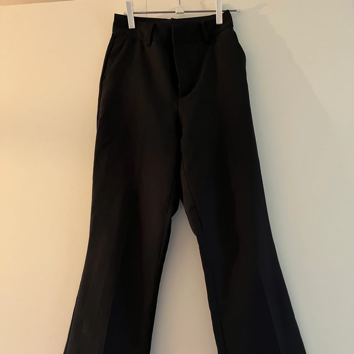 Svarta utsvängda kostymbyxor från bikbok