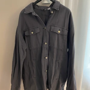 Skjorta/jacka - Mörkgrå skjort-jacka i denim material i oversize modell. En perfekt höstjacka!! mycket fint skick🥰 