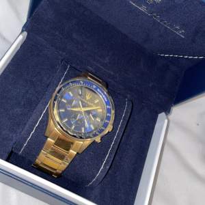 Säljer en orörd guld och blå Maserati klocka för herr  Orginalpris 4000kr